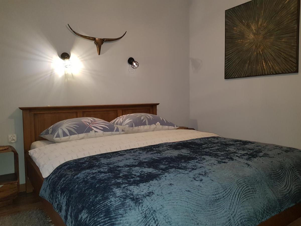 Apartment 33